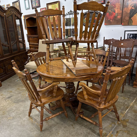 Round Table w/leaf and 6 chairs (AS IS)