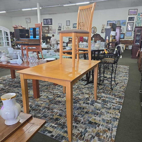 Dining Table w/Built in Leaves & 6 Chairs AS IS