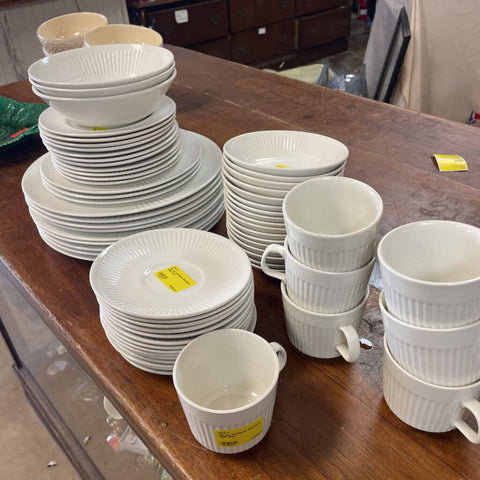 64 pc Johnson Bothers Dish Set