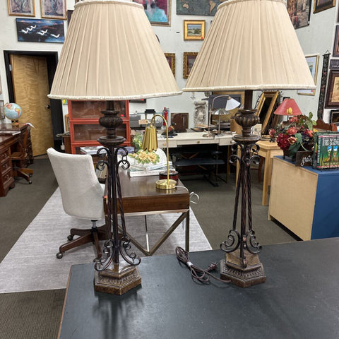 Pair of Lamps w/Shades