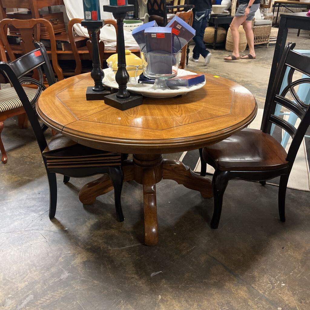 Round Pedestal Table w/ 2 Leaves & Pads