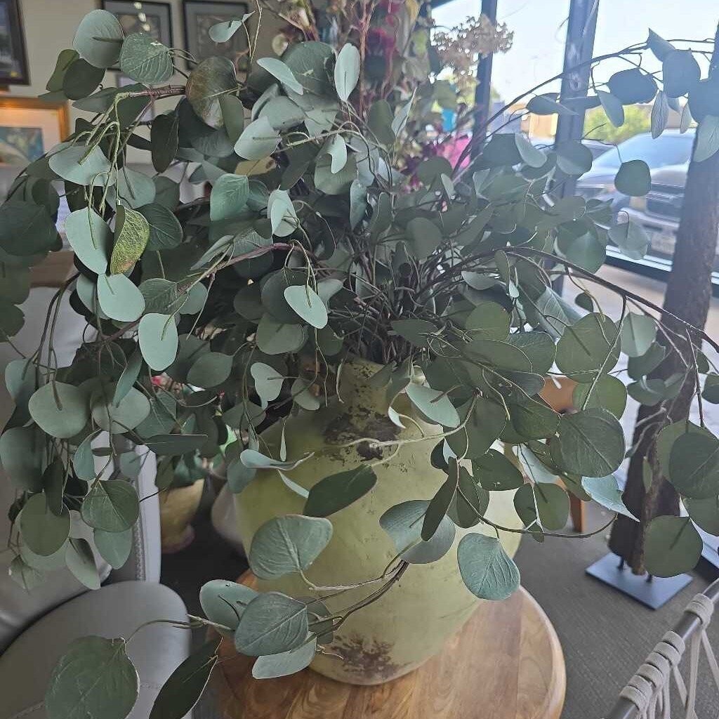 Pottey w/Plant Decor