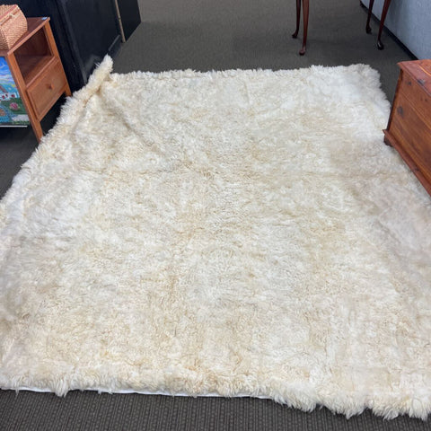 8'7 "x 7'7" Peruvian Alpaca Hide Rug