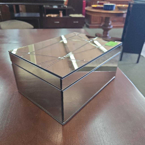 Mirrors Box
