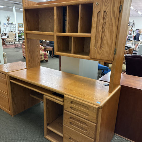 Desk w/Hutch