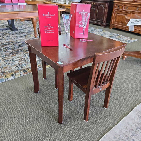 Table w/2 Chairs