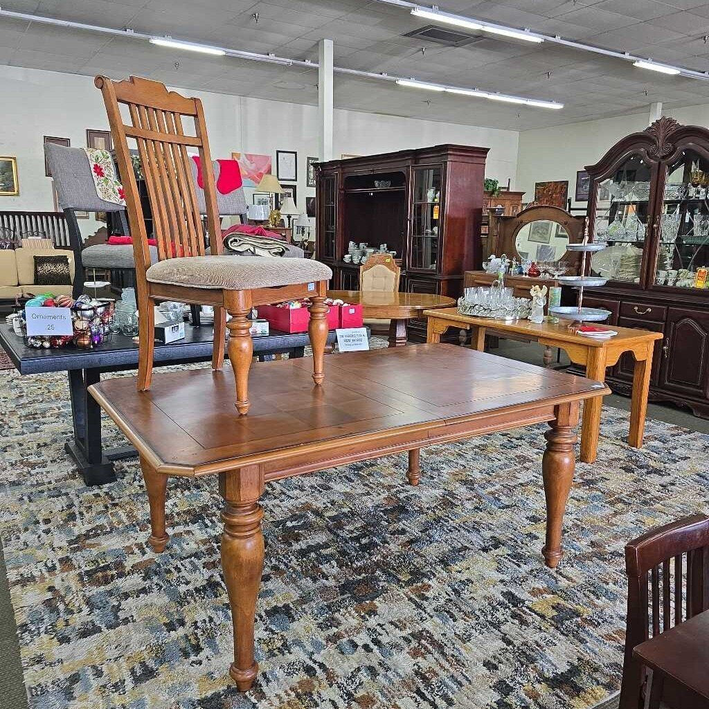 Dining Table w/6 Chairs & 2 Leaves