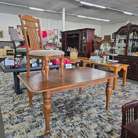 Dining Table w/6 Chairs & 2 Leaves