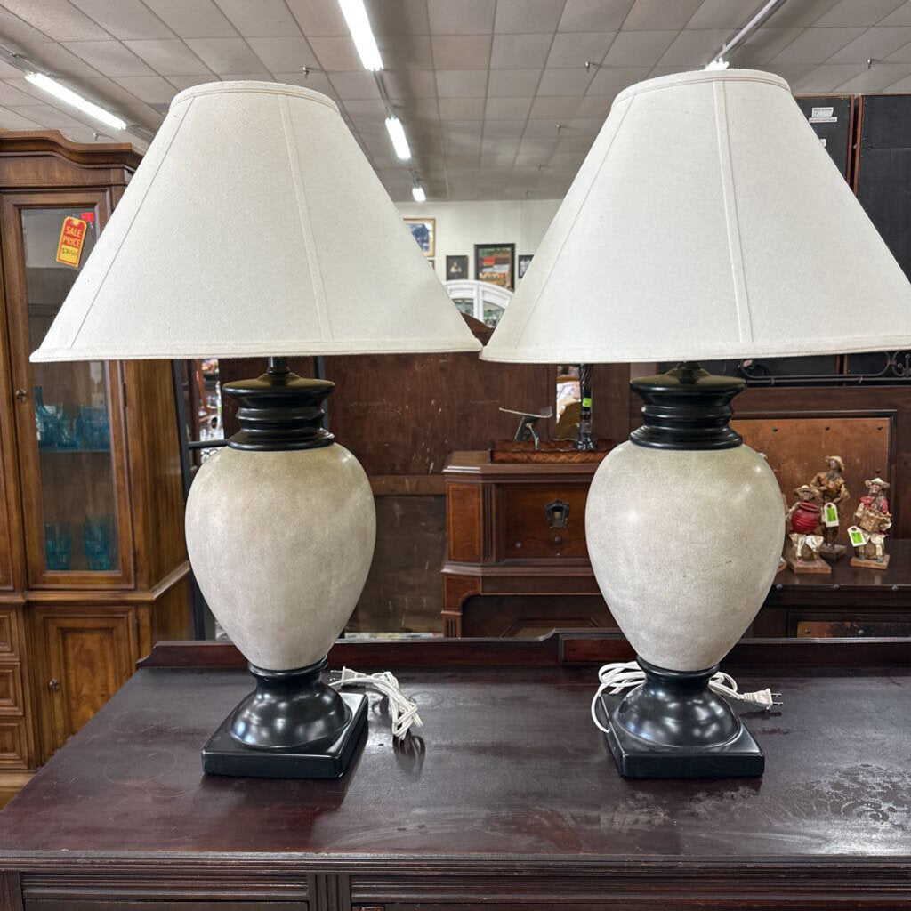 Pair of Lamps w/Shades