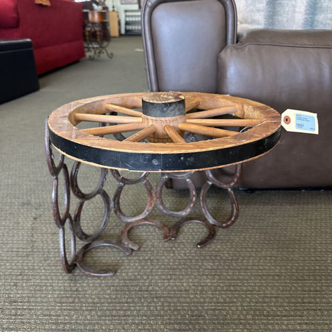 Wagon Wheel Horseshoe Decor