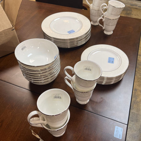 32pc NEW Lenox Opal Innocence