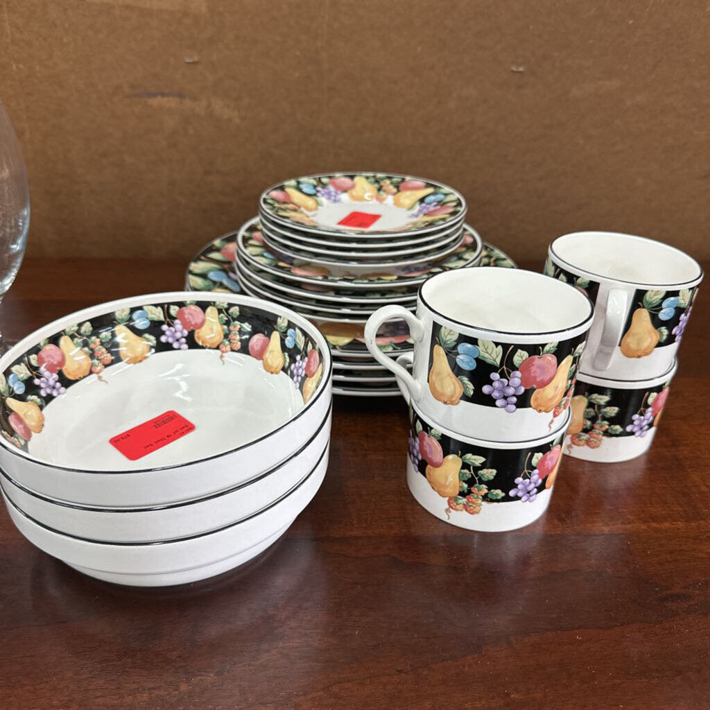 Set of 19 Dish Set