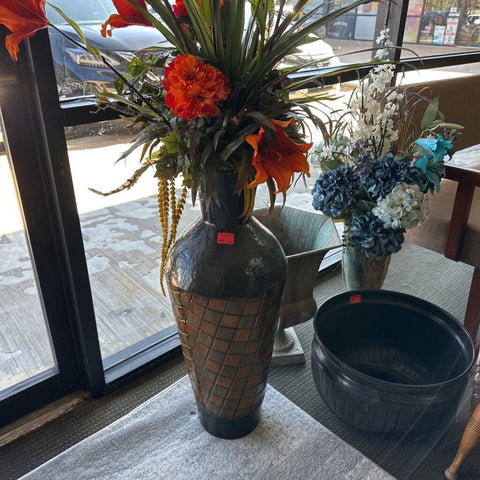 Vase w/ Floral Decor