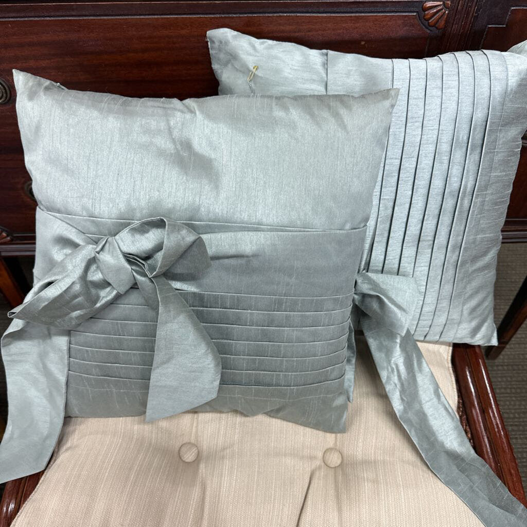 Pair of Decor Pillows