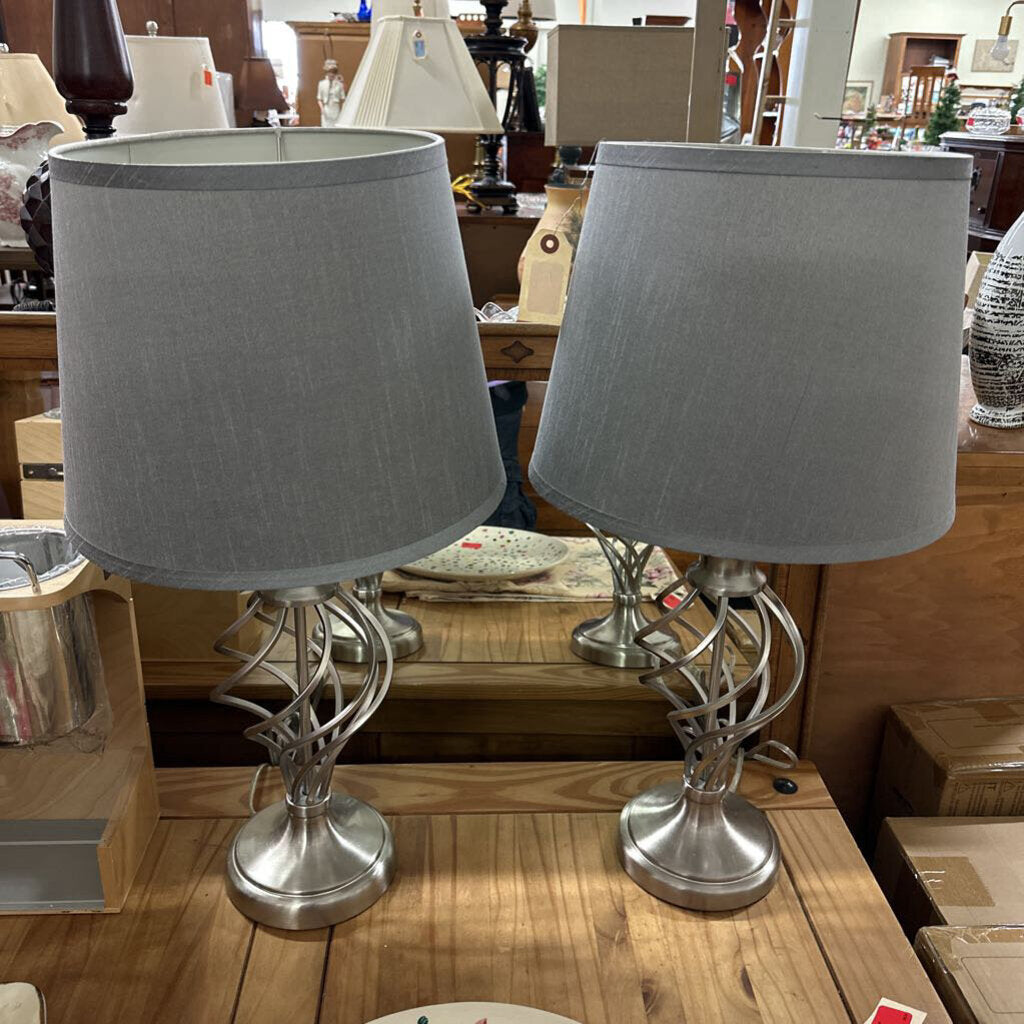 Pair of Lamps w/Shades