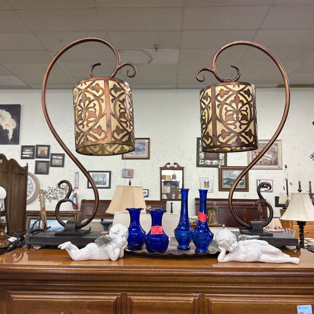 Pair of Lamps w/Shades