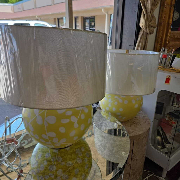 Pair of Lamps w/Shades